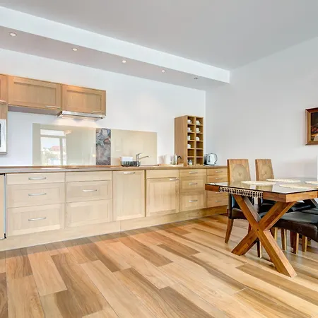 Modern Dom & House In With Pool And Gym Apartment