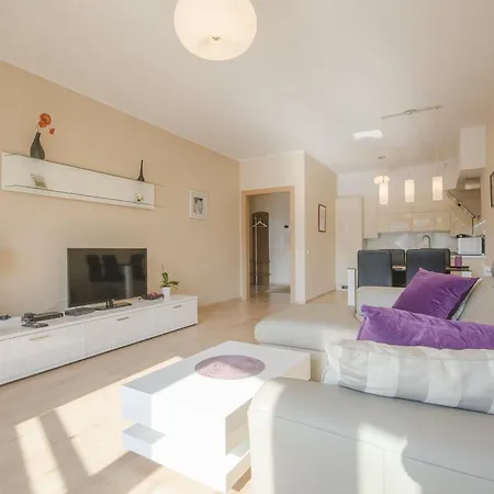 Apartment Modern Dom & House In With Pool And Gym *